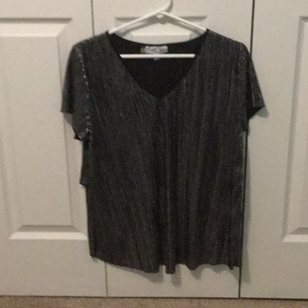 Short sleeved, V-Neck Women’s Med Blouse